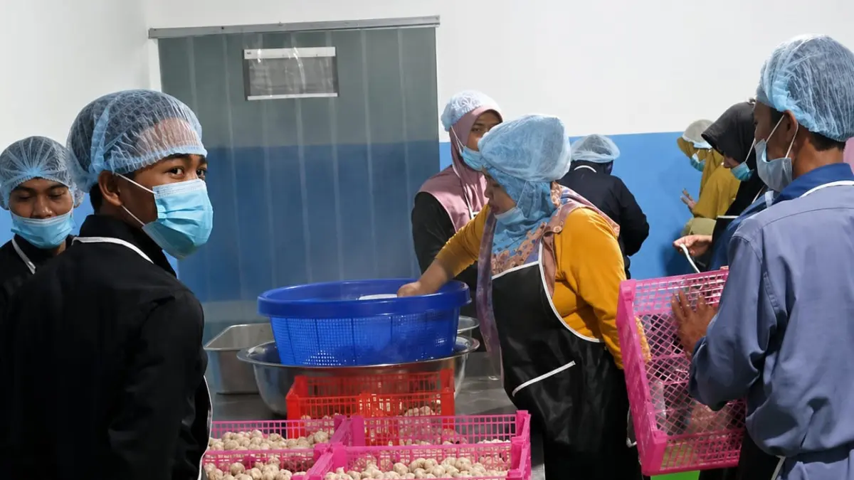 MASIH BEROPERASI: Kegiatan memasak di Dapur MBG Pilang 2 yang masih berjalan, meski diduga tanpa ada ahli gizi di dalamnya. (ACHMAD SYAEROYZI/RADAR BOJONEGORO)