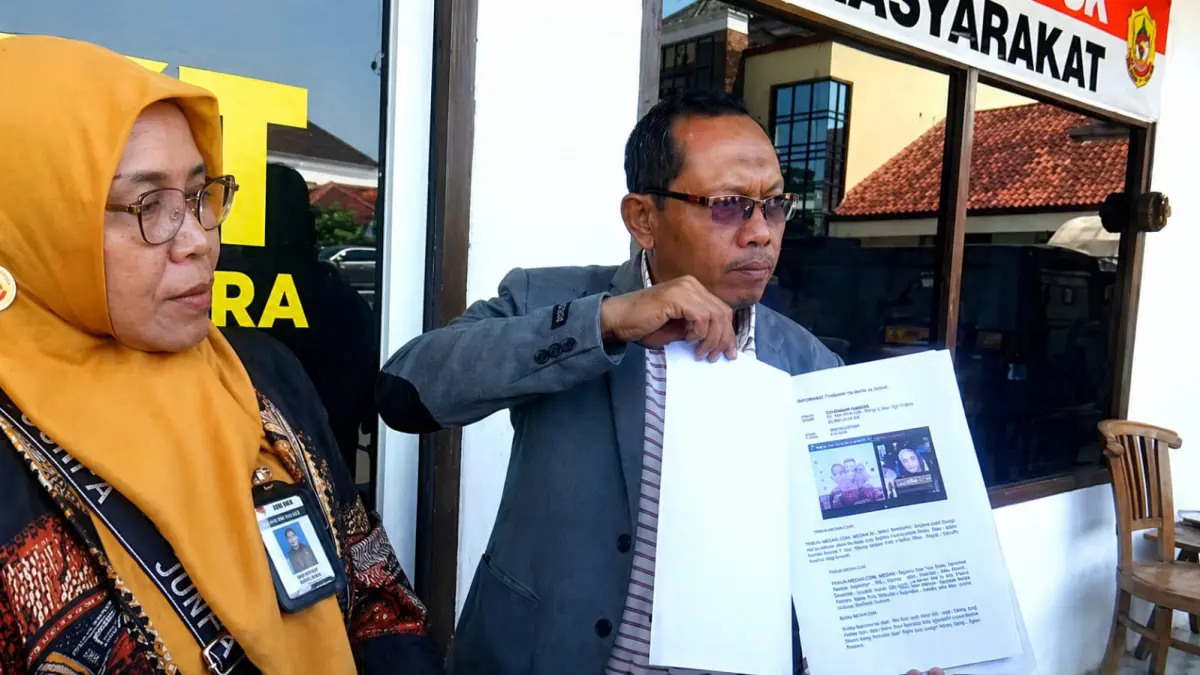 INVESTASI BODONG: Guru SMAN 1 Blora yang didampingi kuasa hukumnya saat buat laporan polisi di Polres Blora. (ACHMAD SYAEROYZI/RADAR BOJONEGORO)