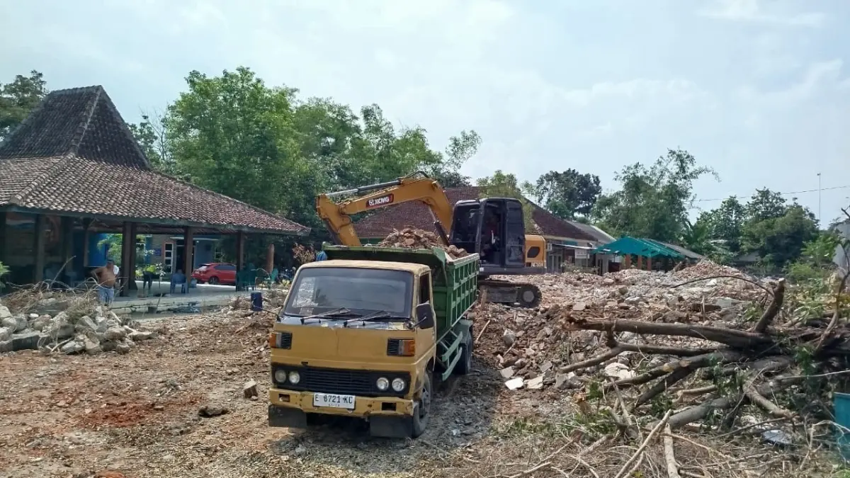 KOPERASI: Proses perataan tanah untuk lahan pembangunan KKMP di Kelurahan Bangkle. (AHMAD SYAEROYZI/RADAR BOJONEGORO)