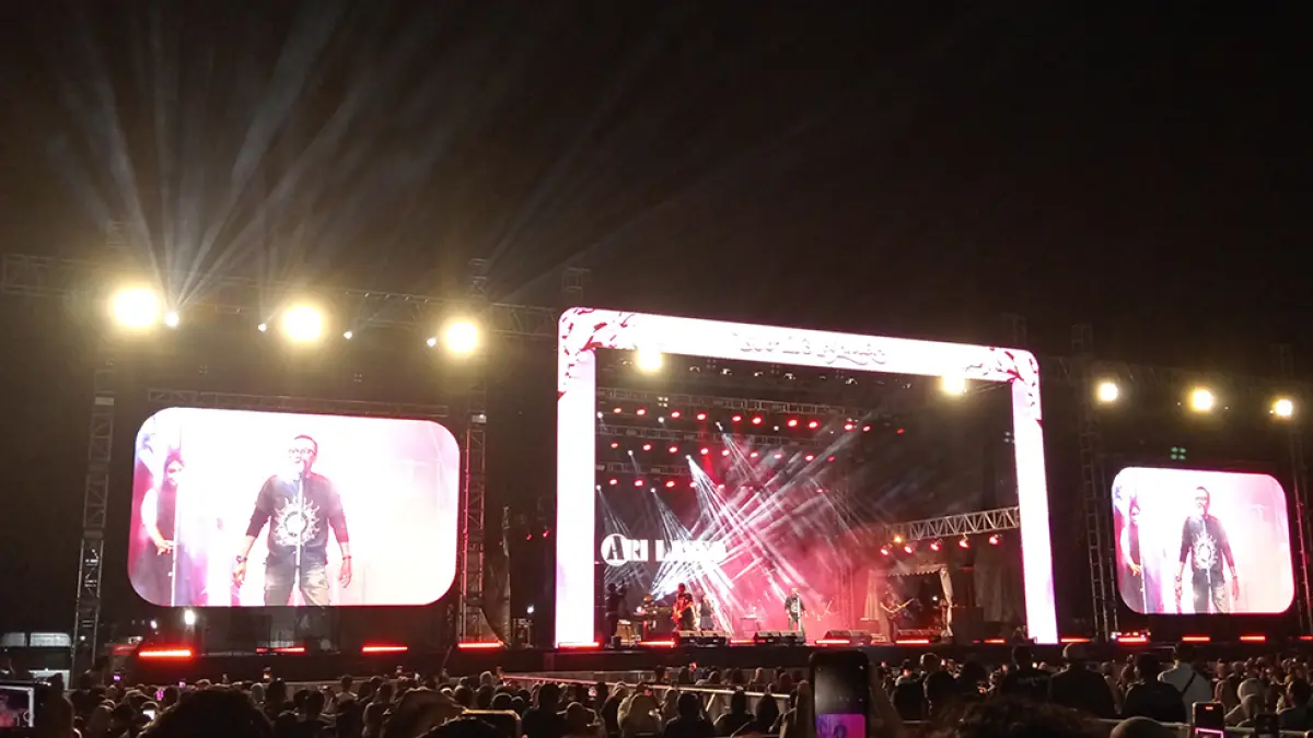 MERIAH: Lautan manusia memadati konser Love Live Legendary dengan guest star Ari Lasso, Idgitaf, dan Donnie Sibarani yang digelar di halaman GOR Utama, Desa Ngumpakdalem, Kecamatan Dander, Sabtu malam lalu (25/4). (YANA DWI KURNIYA WATI/RADAR BOJONEGORO)
