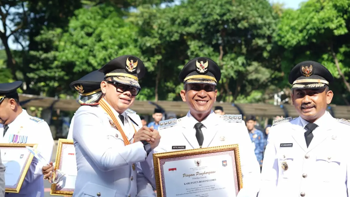 TERBAIK: Bupati Bojonegoro Setyo Wahono menerima penghargaan Prestasi Penyelenggaraan Pemerintahan Daerah dengan Status Kinerja Tinggi berdasarkan EPPD 2025 dari Wakil Menteri Dalam Negeri Bima Arya Sugiarto. (PEMKAB BOJONEGORO FOR RADAR BOJONEGORO)