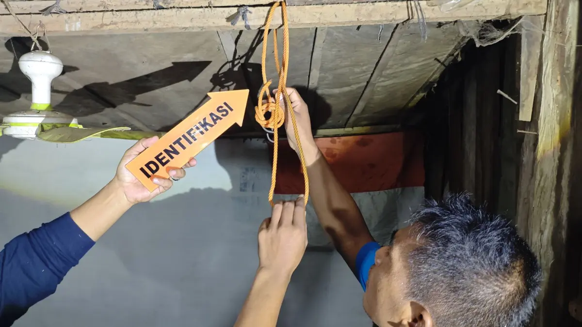 OLAH TKP: Pihak kepolisian melakukan olah TKP seorang remaja di Kecamatan Todanan, Kabupaten Blora yang gantung diri di kamar.