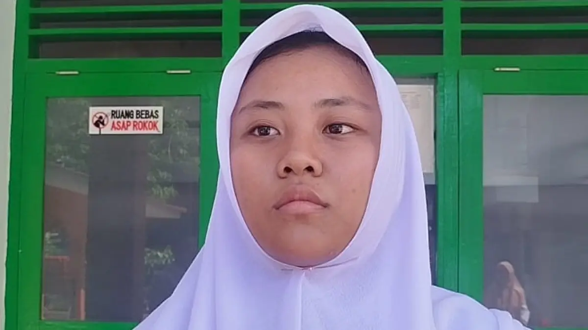 PRESTASI: Siswi SRMA 18 Blora Rina Ayu Maysaroh menyabet prestasi membanggakan falam ajang YSTC. (ACHMAD SYAEROYZI/RDR.BJN)