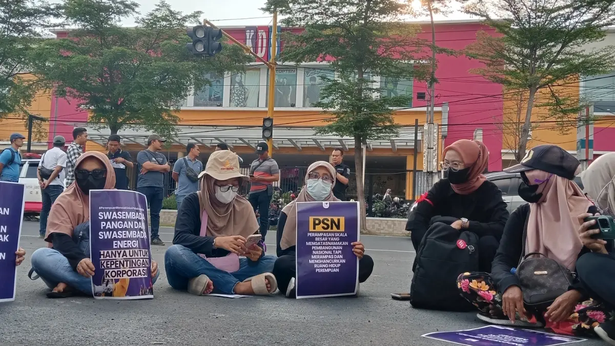 SAMPAIKAN ASPIRASI: Para aktivis perempuan menyampaikan aspirasi di depan gedung DPRD Bojonegoro. (YANA DWI KURNIYA WATI/RADAR BOJONEGORO)