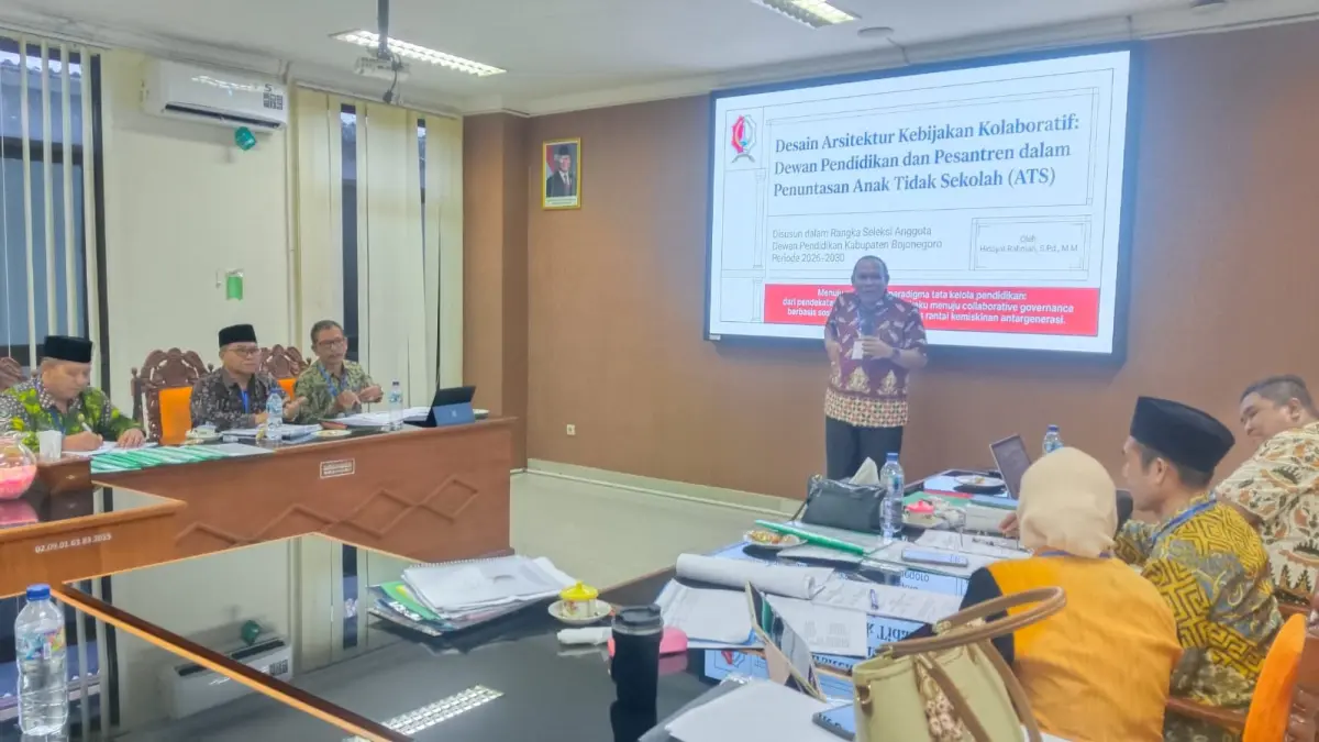 TES WAWANCARA: Salah satu calon ketua dewan pendidikan periode 2026-2030 mengikuti tes wawancara di Kantor Dinas Pendidikan (Disdik) Bojonegoro kemarin. (M. IRVAN RAMADHON/RADAR BOJONEGORO)