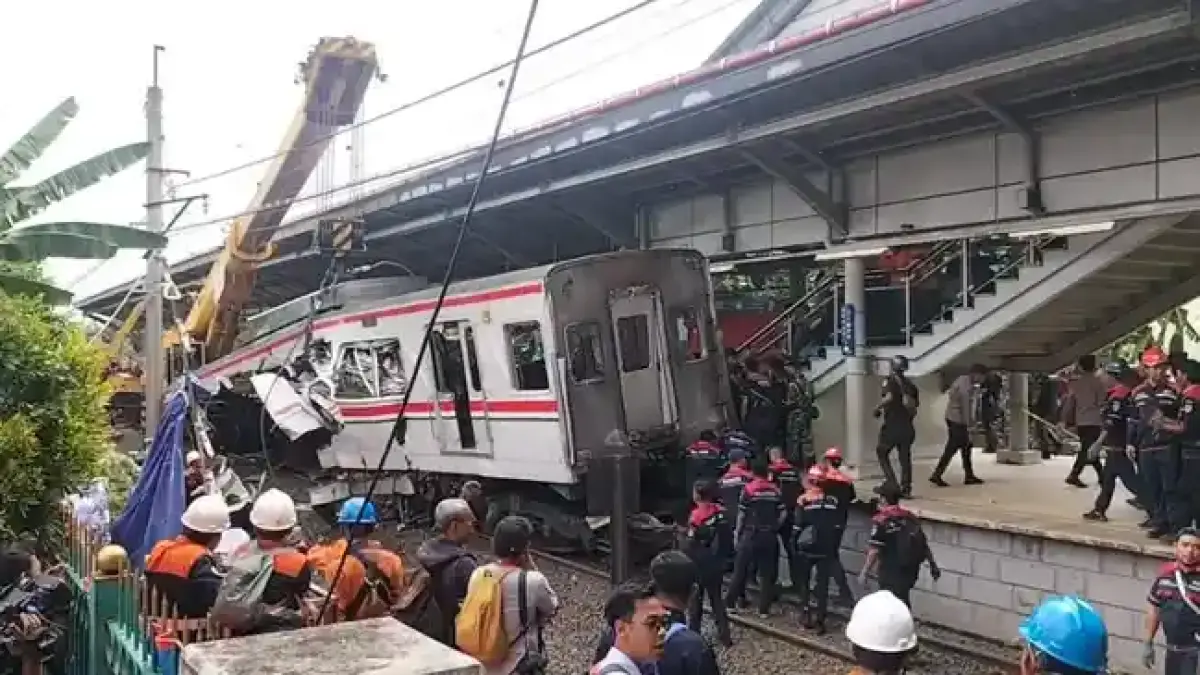KECELAKAAN MAUT: Laka maut antara KA Argo Bromo Anggrek vs KRL di Stasiun Bekasi.