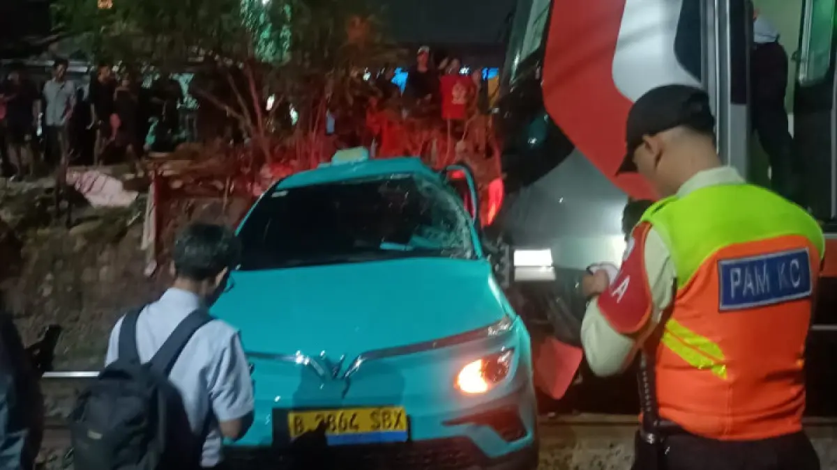 MOGOK: Mobil taksi listrik Green SM mogok di perlintasan kereta api.