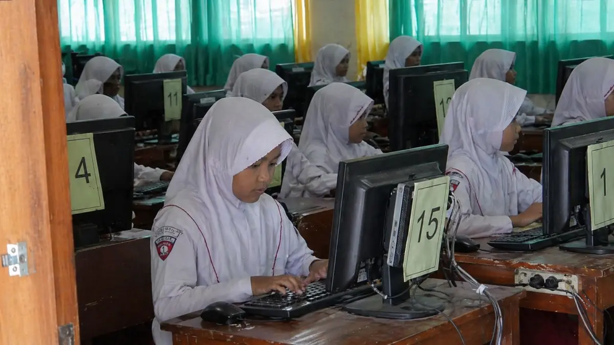 SERIUS MENGERJAKAN: Pelaksanaan TKA di salah satu SD di Kecamatan Randublatung berlangsung lancar. (RAHUL OSCARRA DUTA/RDR.BJN)