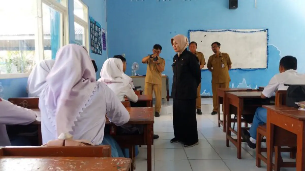TERJUN LANGSUNG: Wabup Bojonegoro Nurul Azizah saat sidak di SMAN 3 Bojonegoro menindaklanjuti dugaan pemotongan PIP. (M. IRVAN RAMADHON/RADAR BOJONEGORO)