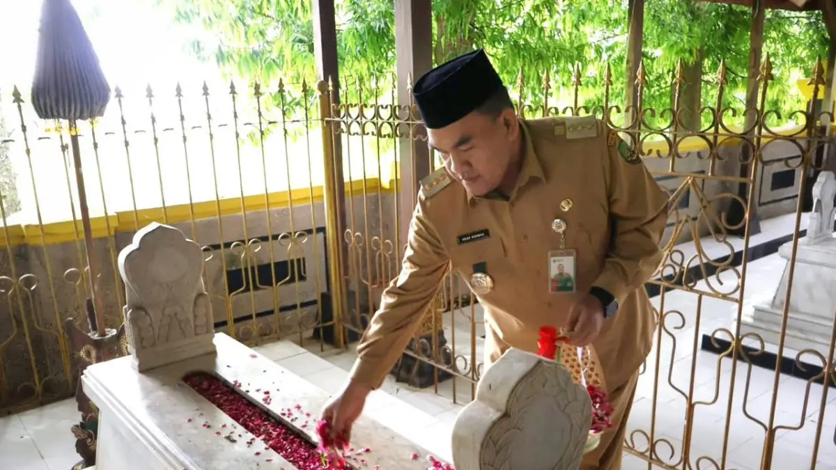 ZIARAH: Bupati Arief saat mengunjungi makam RA Kartini di Kabupaten Rembang. (ISTIMEWA/RADAR BOJONEGORO)