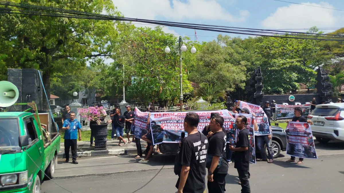 ANCAM AKSI LANJUTAN: Belasan warga menggelar demo menyoroti kunker DPRD Blora minggu lalu. Meski begitu, para legislator tak menggubris dan tetap menjalankan kunker. (ISTIMEWA/RADAR BOJONEGORO)