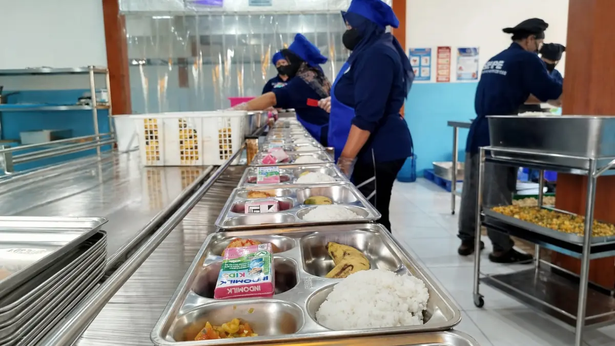 MENU BERVARIASI: Pemorsian dilakukan tim MBG Yayasan As Sanusiyyah Gempolrejo, dengan mengedepankan pemenuhan gizi bagi masyarakat.  (ACHMAD SYAEROYZI/RDR.BJN )