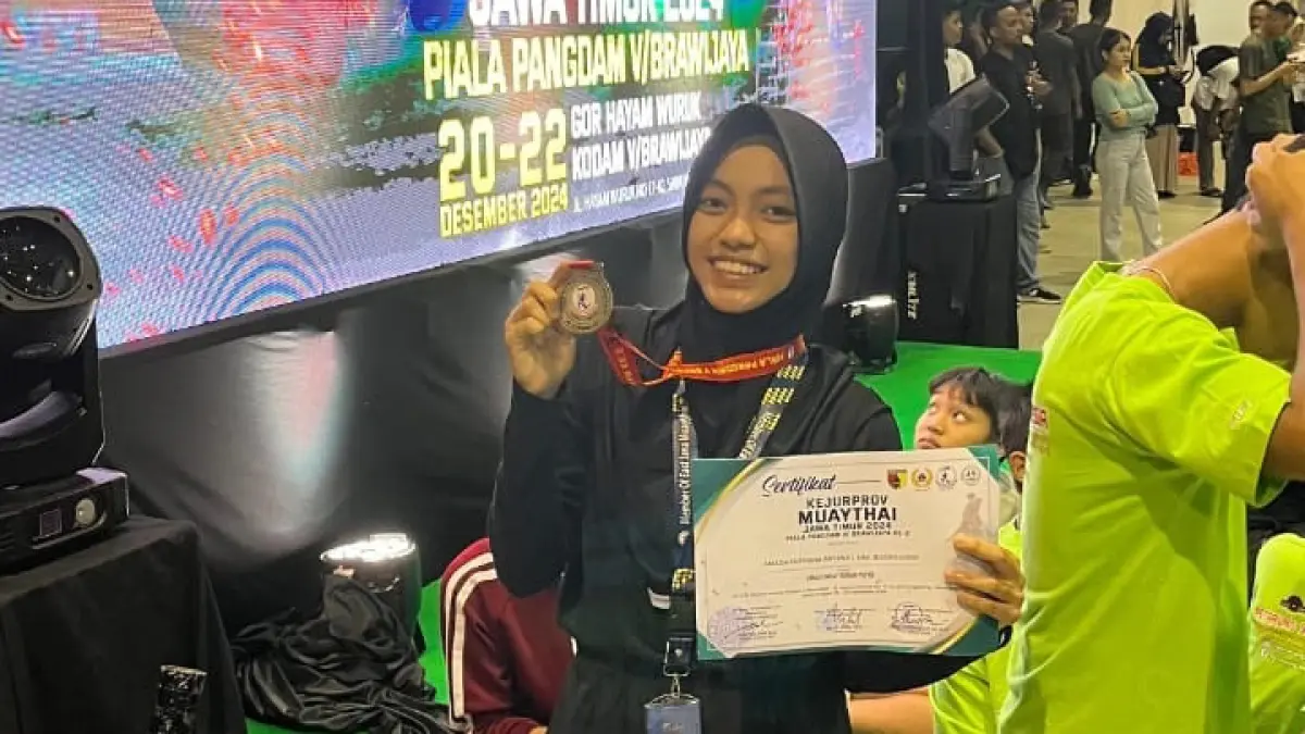 HARUMKAN KOTA KELAHIRAN: Amada Putriana Antana mengharumkan kota kelahirannya karena berhasil Juara 1 Seni Muayboran Putri Junior Liga Muaythai Jawa Timur Seri 2 (ISTIMEWA/RADAR BOJONEGORO)