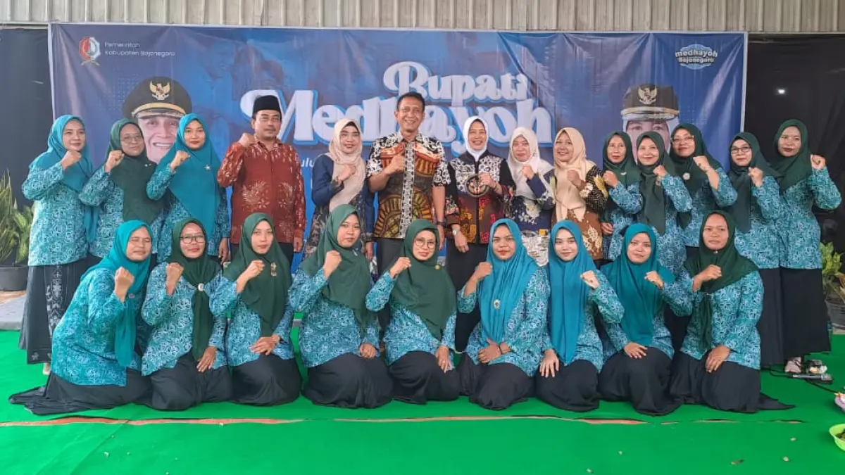 SAPA WARGA: Bupati Wahono didampingi istri, dan Wabup Nurul Azizah foto bersama warga seusai kegiatan Medhayoh, di Desa Sudah Kecamatan Malo, kemarin (30/4). (ISTIMEWA/RADAR BOJONEGORO)