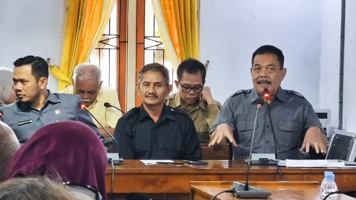 TAMPUNG KELUHAN: DPRD Blora menggelar audiensi bersama puluhan korban dugaan penipuan aplikasi Snapboost. (ACHMAD SYAEROYZI/RDR.BJN)