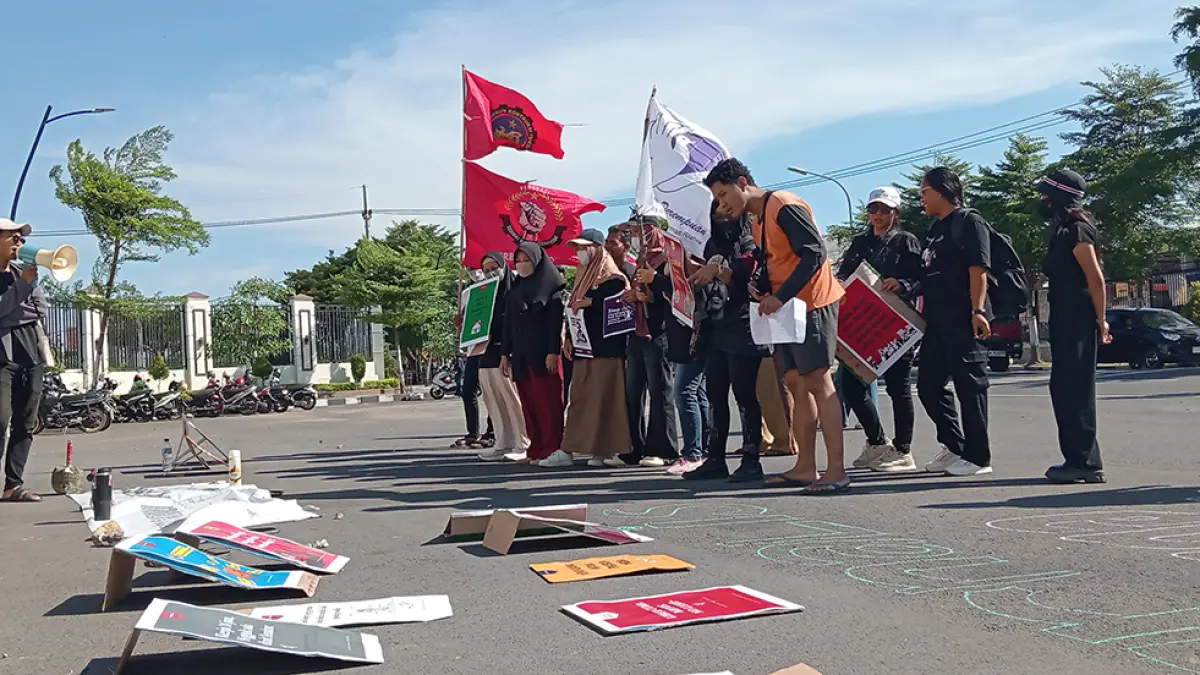 AKSI: Aliansi Buruh Bojonegoro menggelar aksi di depan gedung DPRD Jalan Veteran. (YANA DWI KURNIYA WATI/RADAR BOJONEGORO)