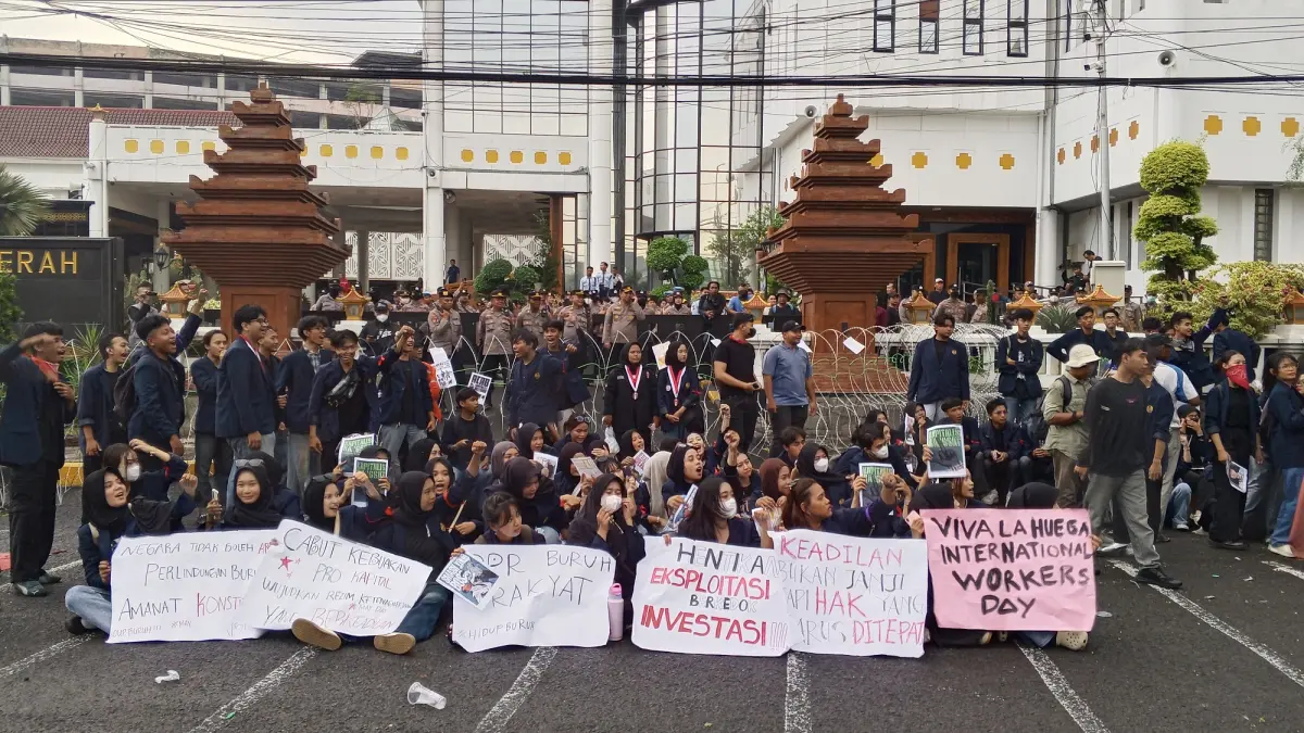 AKSI MAY DAY: Peringatan May Day 2026 di depan Gedung DPRD Jawa Timur, Surabaya.
