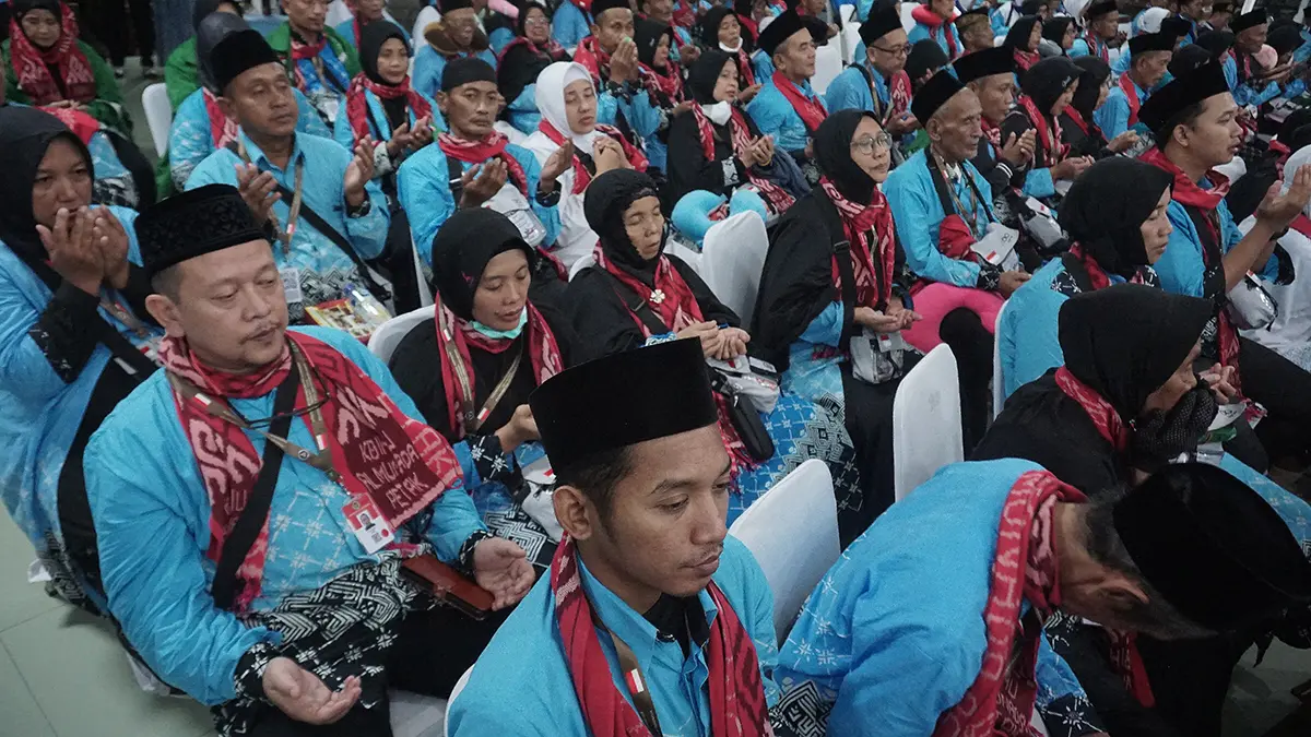 BERANGKAT : Bupati Setyo Wahono memberangkatkan jemaah haji Bojonegoro di halaman Pendopo Malowopati kemarin (1/5). (YUAN EDO RAMADHANA/RADAR BOJONEGORO)