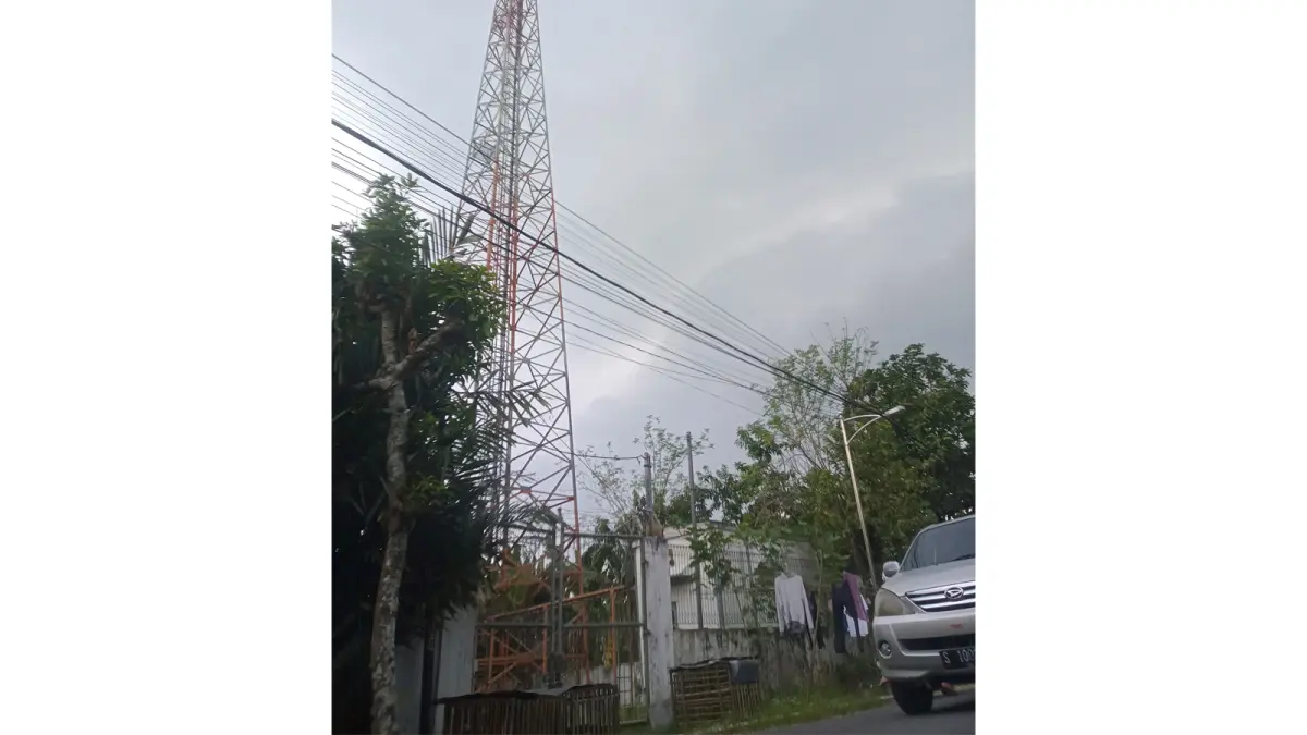 DISEGEL WARGA: Tower di Desa Wedi, Kecamatan Kapas ini disegel warga karena dianggap meresahkan warga sekitar. Pemkab diminta untuk menindaklanjuti dengan bongkar, karena pengelola tidak beriktikad baik. (M. IRVAN RAMADHON/RADAR BOJONEGORO)