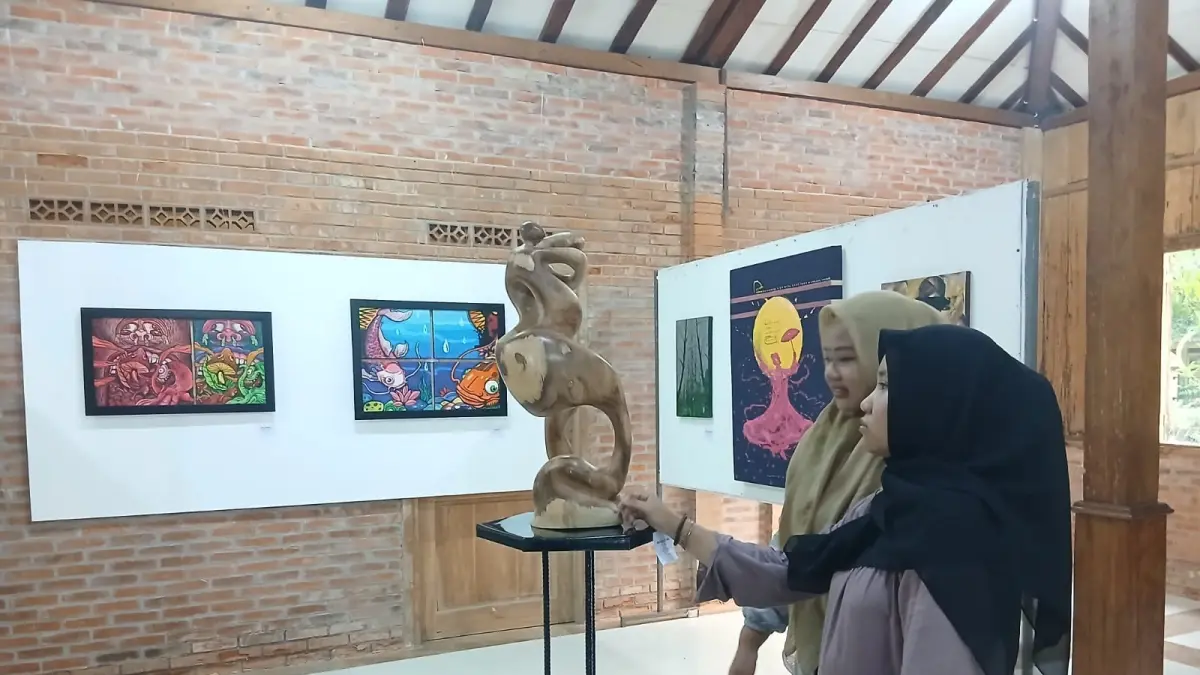 ANTUSIAS: Pengunjung saat menikmati pameran lukisan di Joglo Herman yang berlokasi di Jalan Halmahera 33 A Blora.