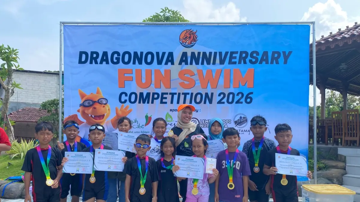 KOMPETISI RENANG: Para bibit atlet renang Bojonegoro usai mengikuti fun swim competition di kolam renang Omah Cabe, Minggu (3/5).