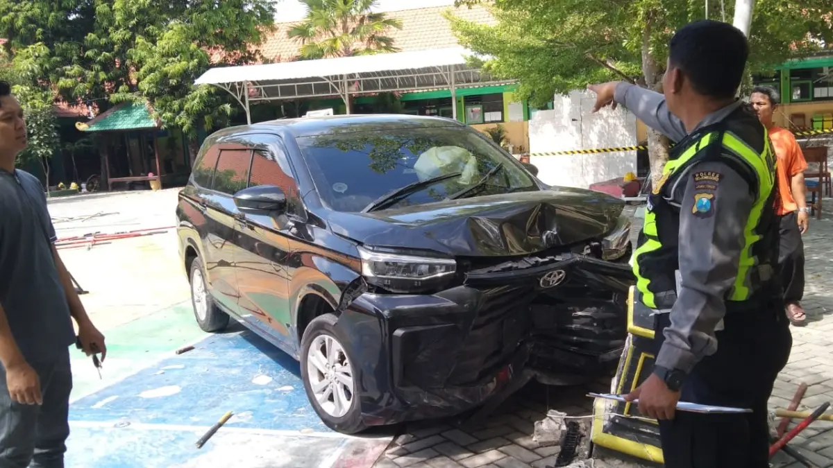 MENABRAK: Mobil Avanza yang menabrak tujuh siswa di Halaman MTsN 1 Bojonegoro. 