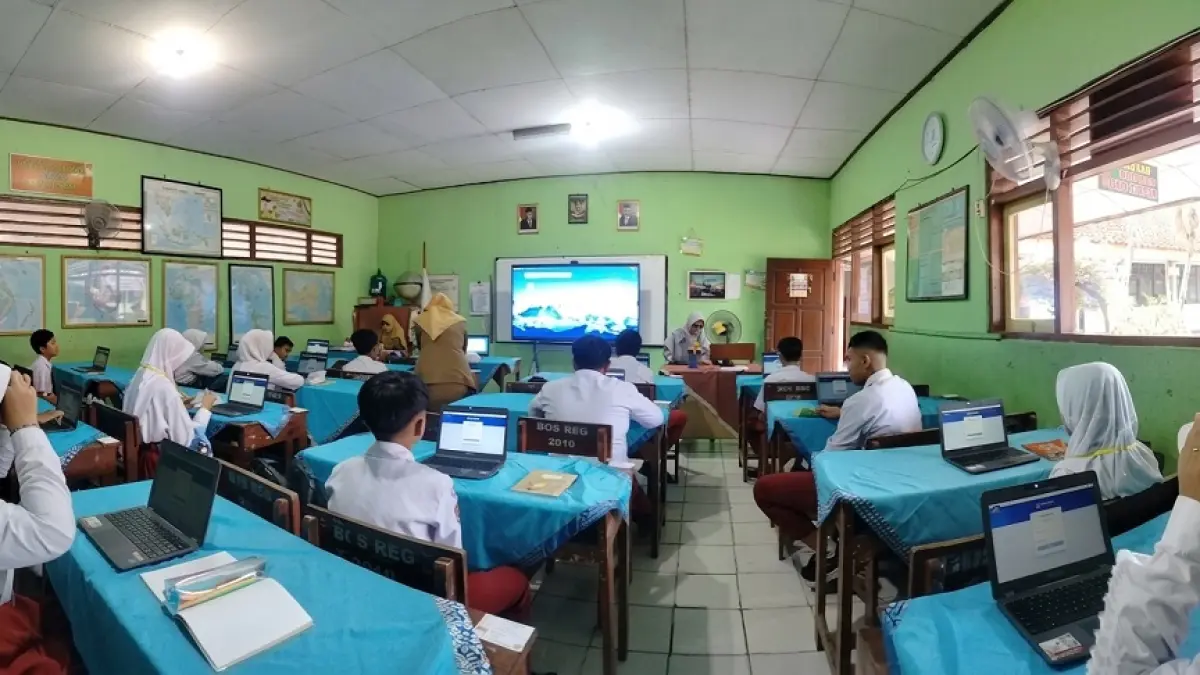 SERIUS : Para siswa SMP saat sedang mengerjakan tes kemampuan akademik. Hari ini SPMB jalur offline sudah dimulai.