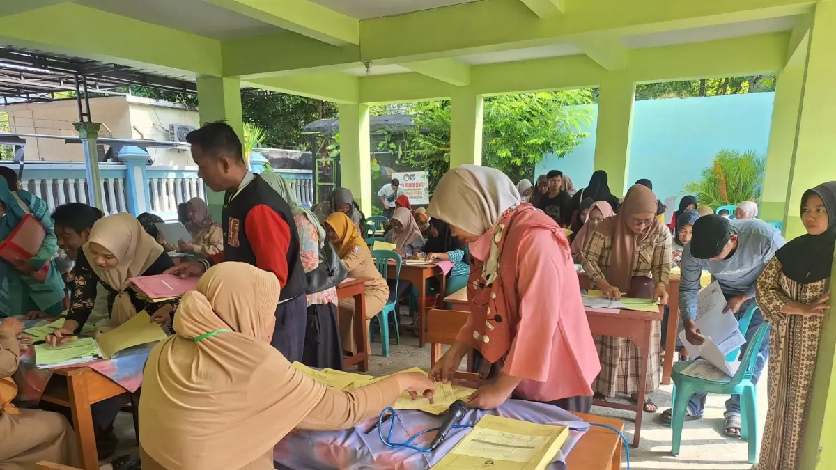 BINGUNG: Hari pertama SPMB jalur afirmasi, prestasi, dan mutasi di wilayah kota diserbu ibu dari calon siswa, kebingunan titik koordinat rumah. (M. IRVAN RAMADHON/RADAR BOJONEGORO)
