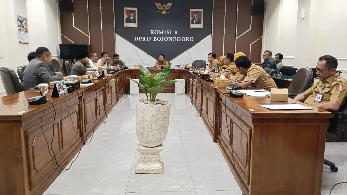 MEMBAHAS GAYATRI: Komisi B DPRD Bojonegoro mengevaluasi program Gayatri, menemukan informasi di lapangan tentang KPM menjual ayam dan kandangnya. (YANA DWI KURNIYA WATI/RADAR BOJONEGORO)