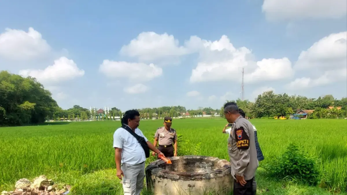 OLAH TKP: Petugas kepolisian melakukan olah TKP ditemukannya warga Dukuh Ngareng meninggal di dalam sumur. (RAHUL OSCARRA DUTA/RDR.BJN)