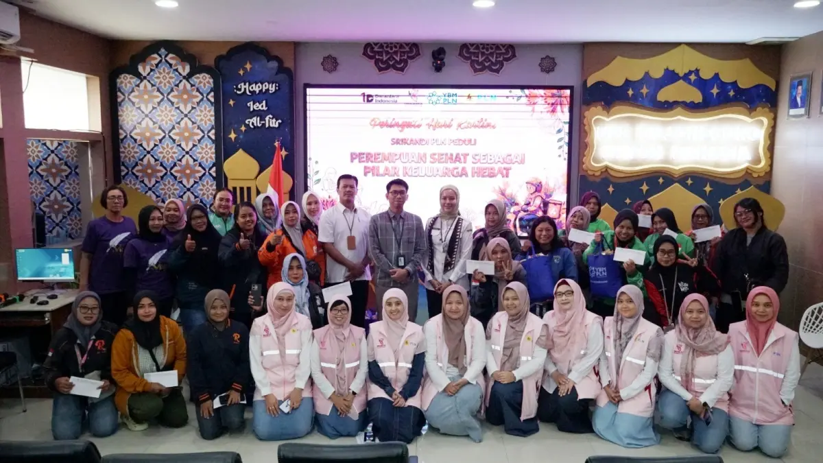 TANGGUH: Manajer PLN UP3 Bojonegoro, Danang Setiawan dengan dr. Nur Firdaos dan Srikandi PLN Bojonegoro bersama perempuan-perempuan hebat (driver ojek online).