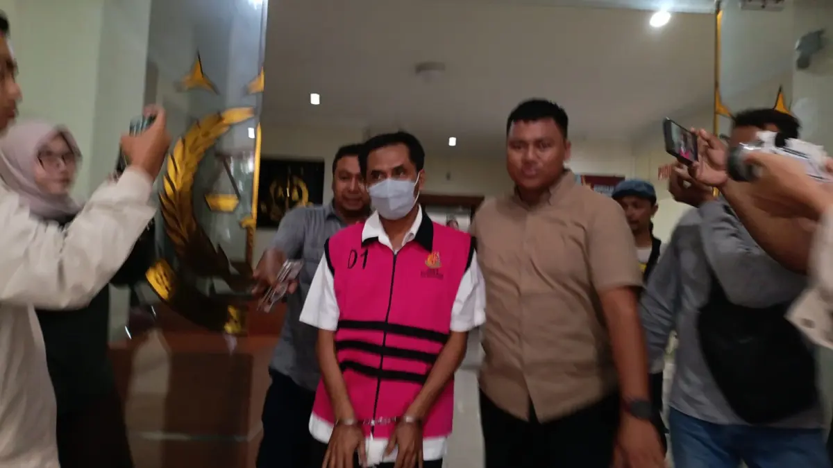 DITAHAN: Sutrisno, Kades Drokilo, Kecamatan Kedungadem ditahan di Lapas kelas II-1 Bojonegoro setelah menjalani pemeriksaan penyidik kejari Senin (4/5). (YANA DWI KURNIYA WATI/RADAR BOJONEGORO)