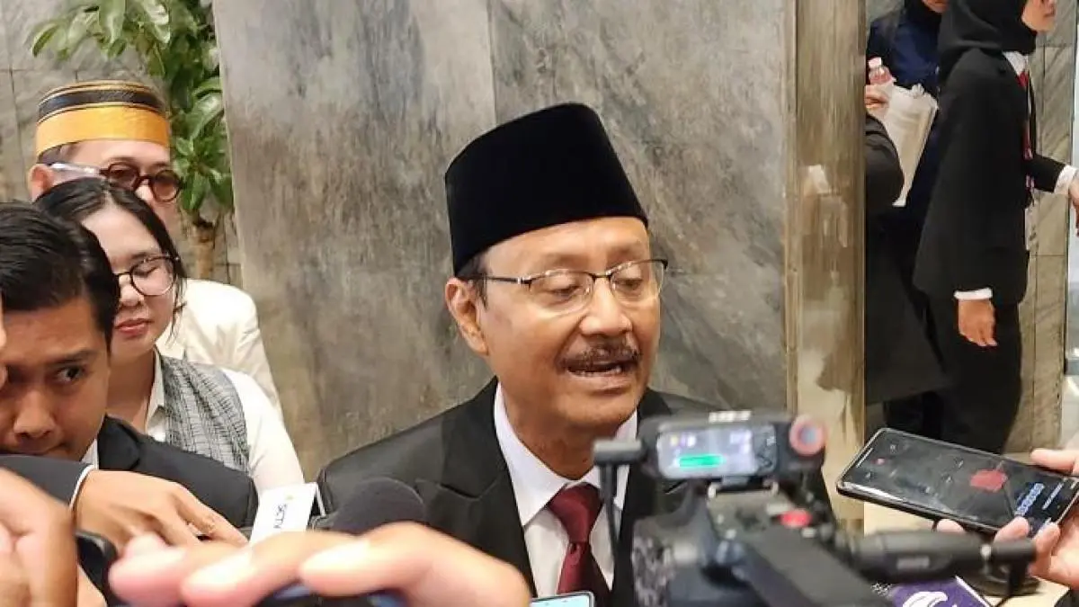 SEKOLAH RAKYAT: Mensos Gus Ipul beri klarifikasi perihal pengadaan sepatu sekolah rakyat.