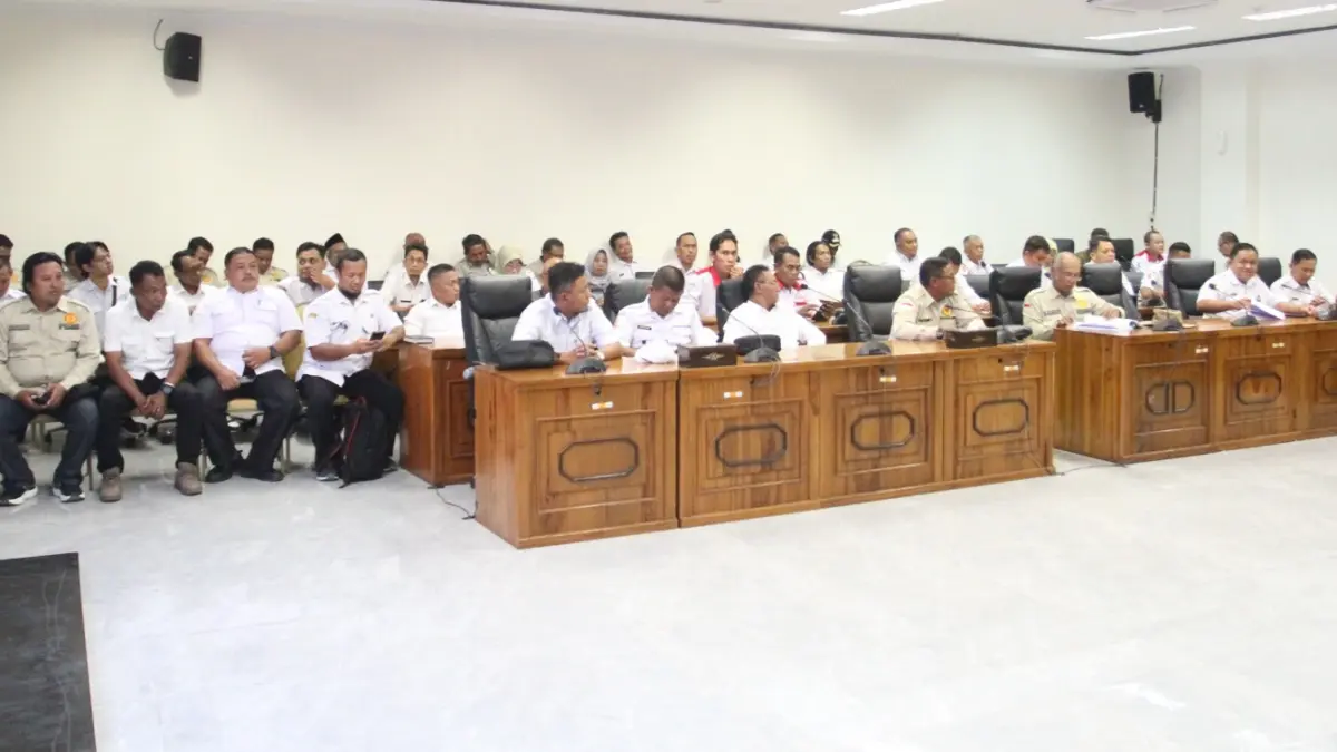 BAHAS PERDA: Pemerintah desa bersama Komisi A DPRD Bojonegoro membahas pencabutan Perda Nomor 9 Tahun 2010, diharapkan meningkatkan kesejahteraan perangkat desa. (YANA DWI KURNIYA WATI/RADAR BOJONEGORO)