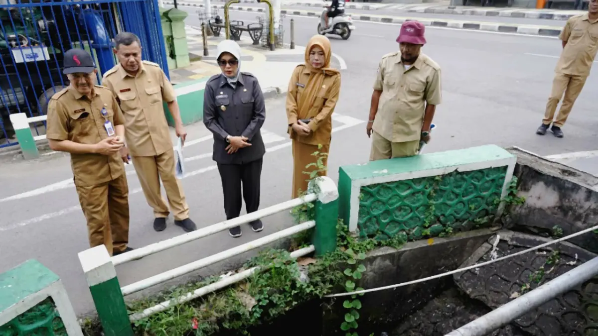 BUTUH SOLUSI:Wabup Nurul Azizah menemukan saluran air di wilayah perkotaan tidak lancar, memicu banjir dan genanagan saat hujan lebat. (HAKAM ALGHIFARI/RADAR BOJONEGORO)