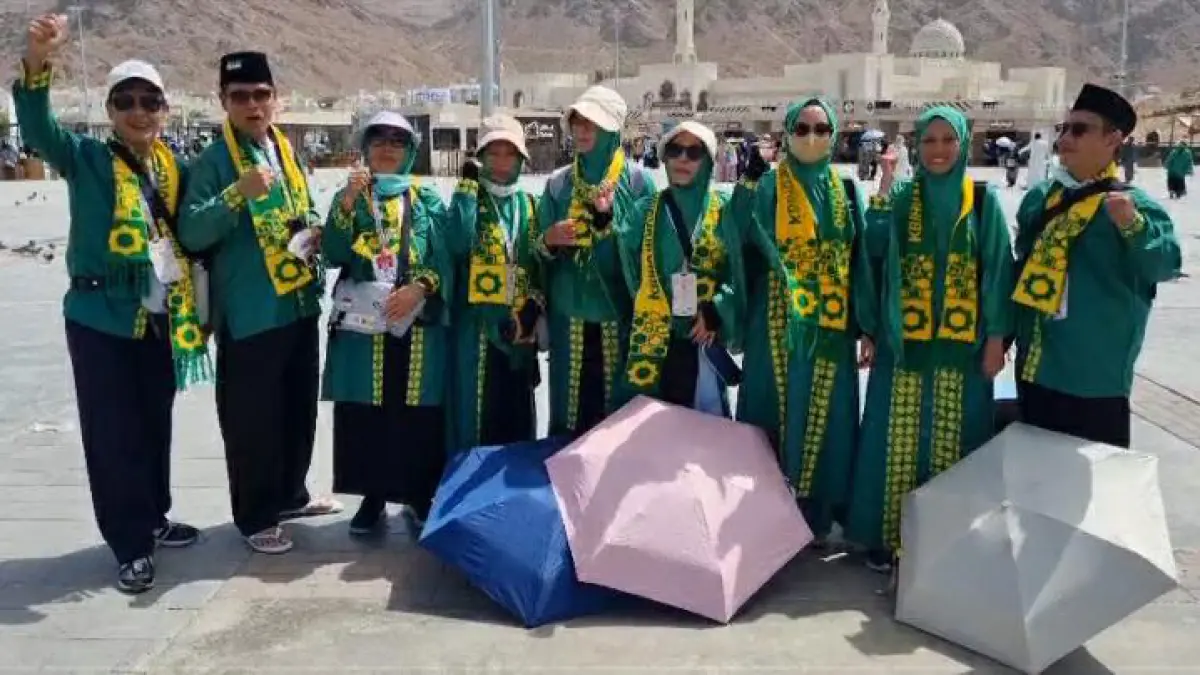 JAGA KESEHATAN: CJH Bojonegoro saat berada di Madinah, cuaca tembus 41 derajat celsius. Diharapkan menjaga kesehatan untuk kelancaran ibadah. (ISTIMEWA/RADAR BOJONEGORO)