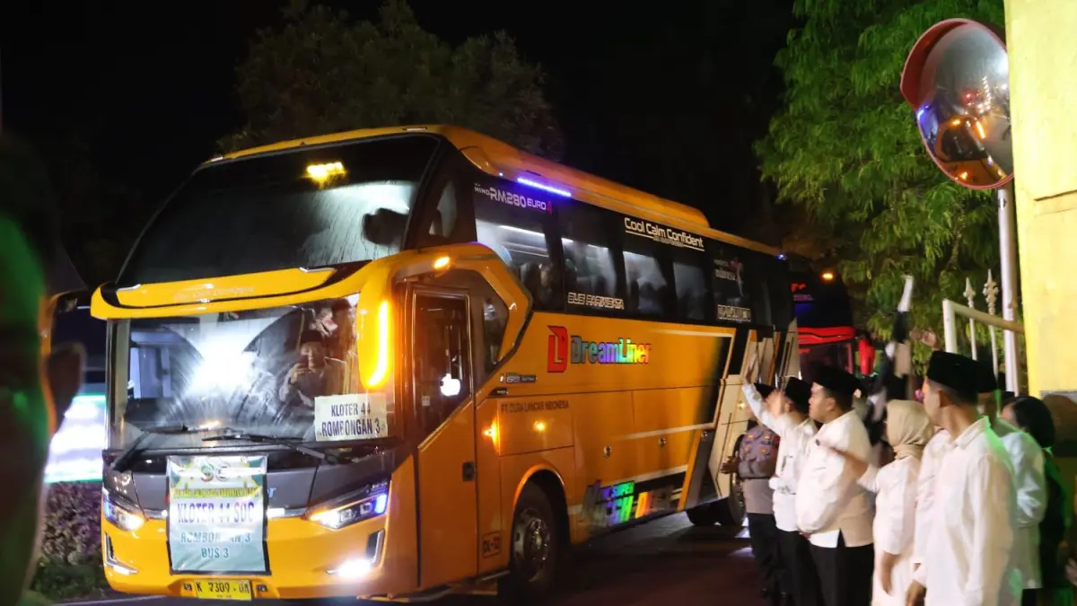 SELAMAT JALAN: Jemaah haji kloter 44 asal Kabupaten Blora berangkat menuju Asrama Haji Donohudan. (ISTIMEWA/RADAR BOJONEGORO)