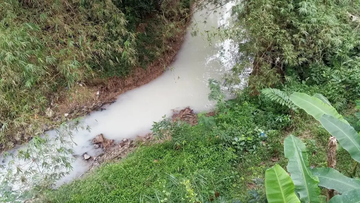 TERCEMAR: Kondisi aliran sungai di Desa Brumbung yang berwarna putih akibat limbah dari salah satu tempat usaha pemanfaatan barang bekas. (ACHMAD SYAEROYZI/RDR.BJN)