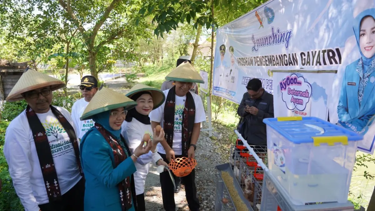 LAUNCHING: Ketua Tim Penggerak PKK Kabupaten Bojonegoro didampingi Bupati Bojonegoro luncurkan program Gayatri dalam rangka peringatan BBGRM, dan Hari Gerak Kesatuan PKK ke-54 di Taman Pinggir Gawan (TPG), kemarin (7/5). (ISTIMEWA/RADAR BOJONEGORO)