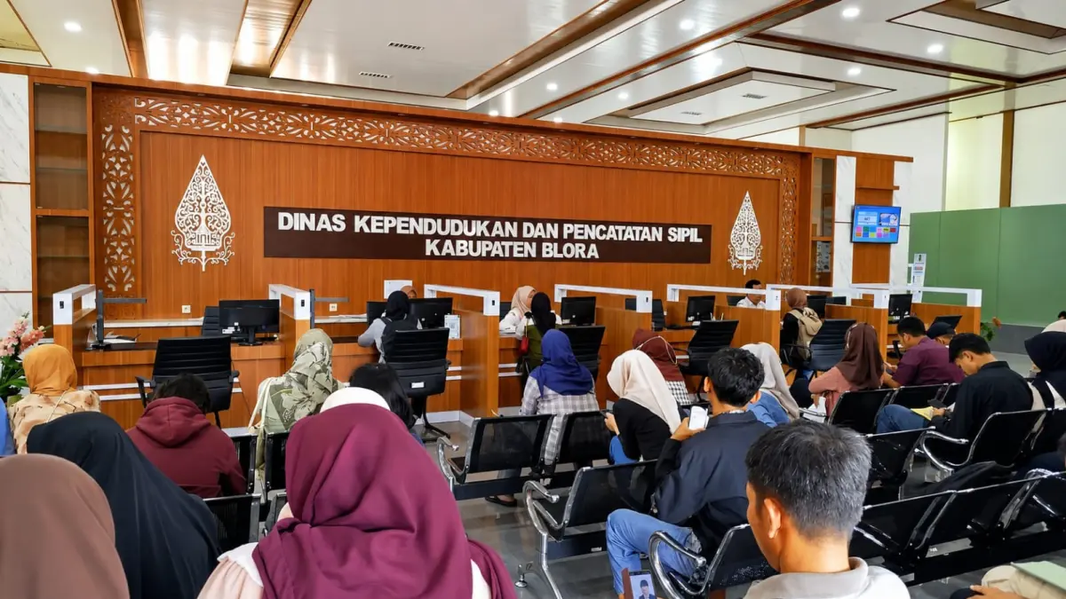 RAMAI: Antrean pelayanan di Dikdupcapil ramai dipenuhi masyarakat. (ACHMAD SYAEROYZI/RDR.BJN)