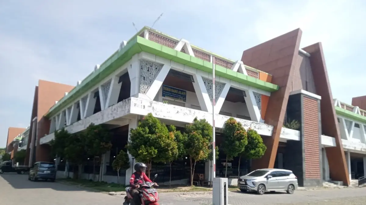 SEMENTARA : Pasar Wisata saat siang hari tidak ada aktivitas. Selama Pasar Kota dibangun pedagang akan ditempatkan di sini. (IRVAN RAMADHAN/RADAR BOJONEGORO)