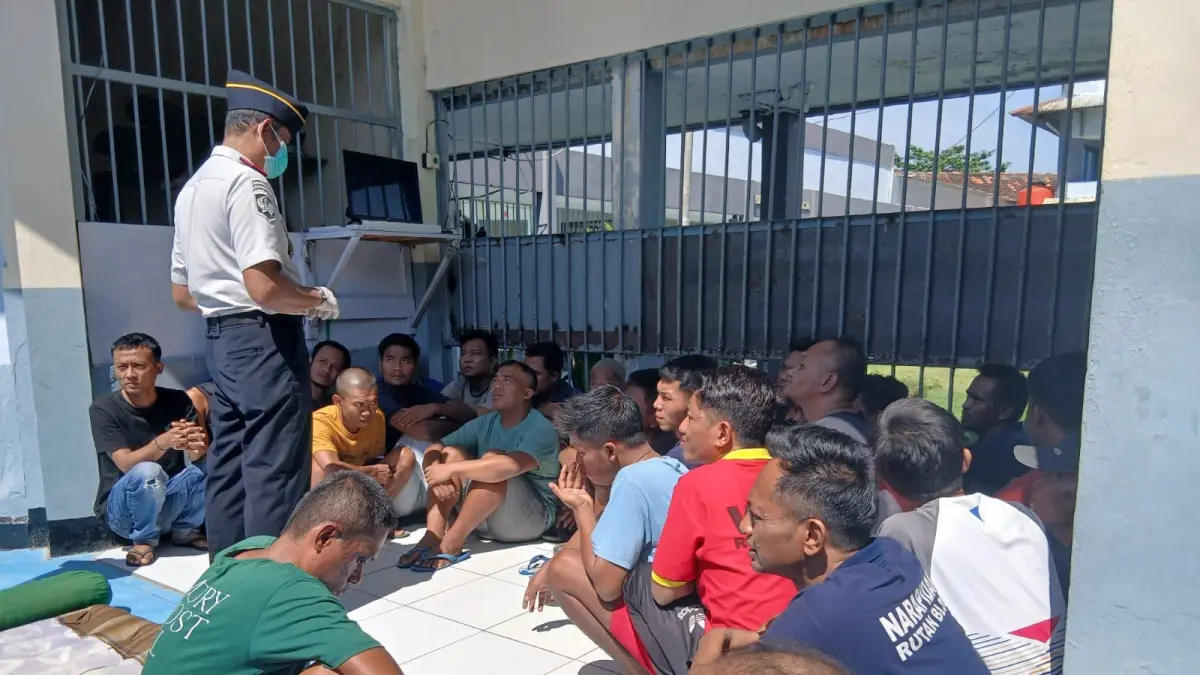 DIRAZIA : Penghuni lapas dikumpulkan saat razia berlangsung. (RAHUL OSCARRA DUTA/RADAR BOJONEGORO)