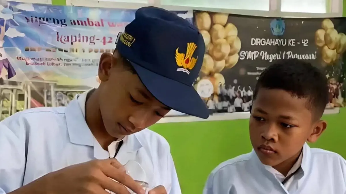 KREATIF : Alvin dan Ridwan telah meneliti kandungan bonggol pisang. (ISTIMEWA/RADAR BOJONEGORO)