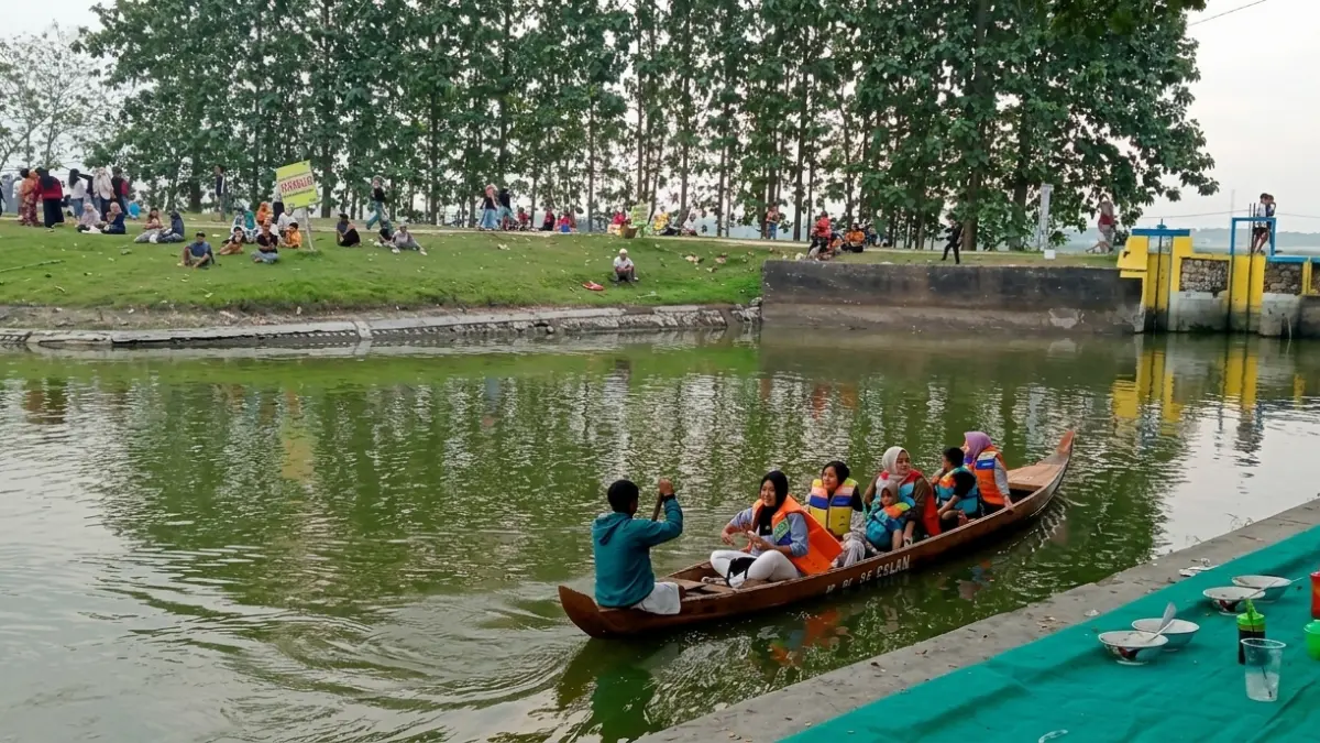 SERU: Pengunjung Waduk Sonorejo Kecamatan Padangan sedang naik perahu wisata. (YANA DWI KURNIYA WATI/RADAR BOJONEGORO)