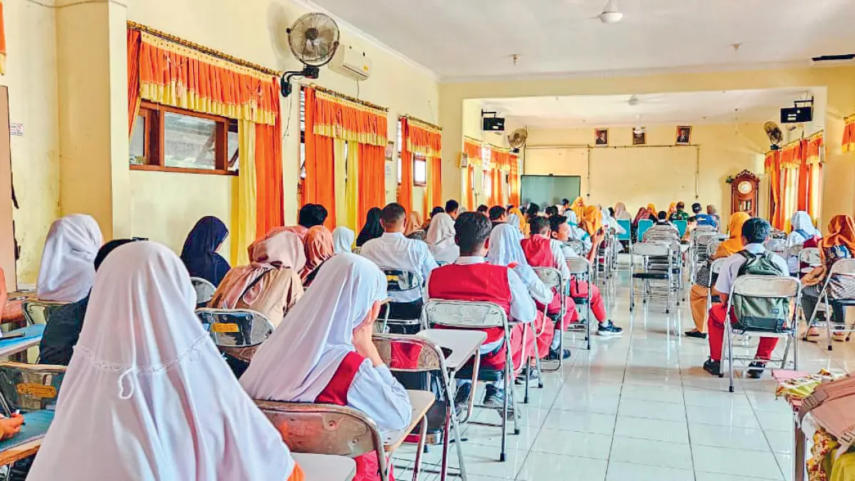 SPMB ONLINE : Suasana SPMB offline di SMPN 1 Bojonegoro minggu lalu. (IRVAN RAMADHON/RADAR BOJONEGORO)