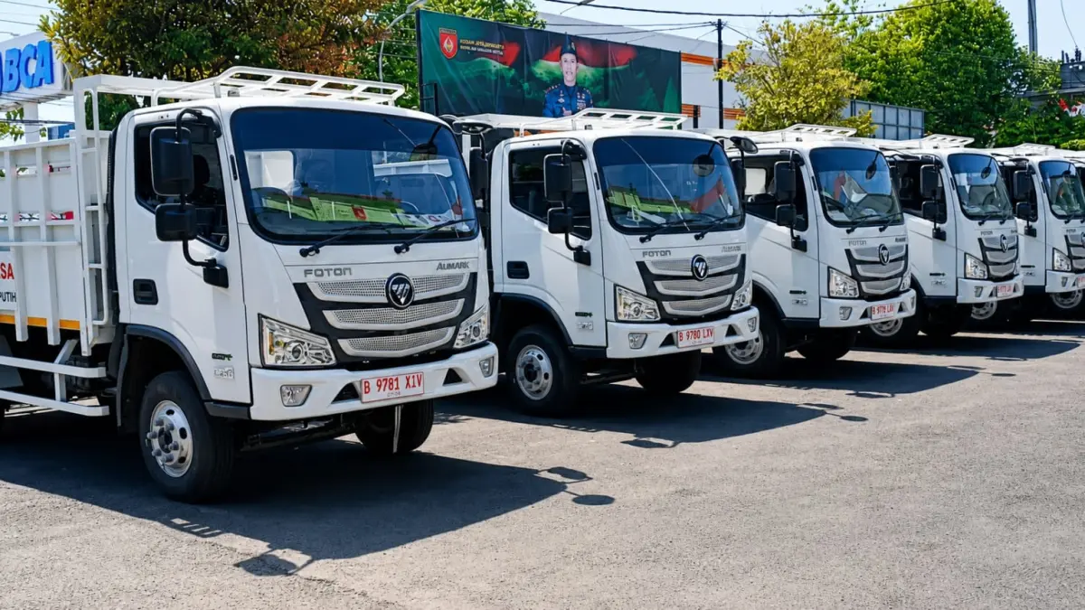 TIBA : Puluhan truk KDMP tiba di Blora. Sebelum didistribusikan truk-truk itu ditempatkan di makodim setempat.  (ACHMAD SYAEROYZI/RADAR BOJONEGORO)