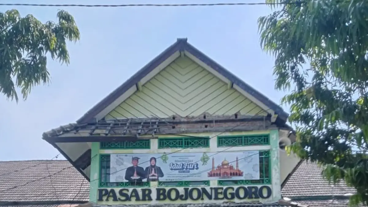 BAKAL DIBANGUN : Gedung Pasar Kota sisi timur. Pemkab bakal membangun total pasar ini. IRVAN RAMADHAN/RADAR BOJONEGORO