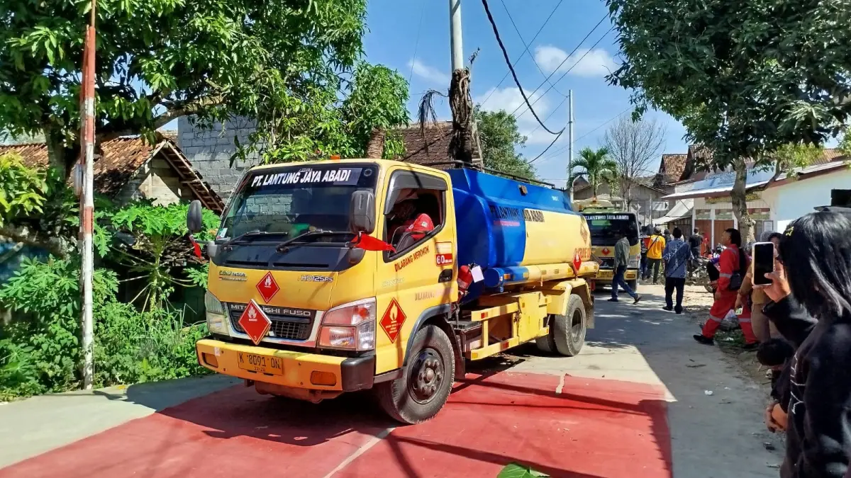 DISAMBUT POSITIF: Empat truk tangki berkapasitas masing-masing 5 ribu liter diberangkatkan menuju Pertamina Cepu. (ACHMAD SYAEROYZI/RDR.BJN)