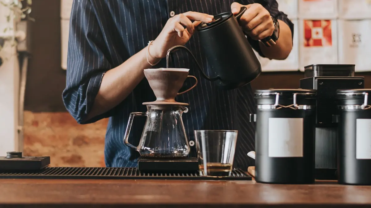 MANUAL BREW: Seduh kopi di rumah dengan mudah, cek rekomendasi alat-alatnya.