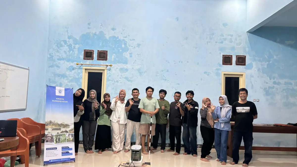 PEGIAT SEJARAH: Aktivis sejarah yang tergabung dalam Bojonegoro History saat belajar aksara kawi dan riset cagar budaya di Kantor Giri Foundation. (YANA DWI KURNIYA WATI/RADAR BOJONEGORO)